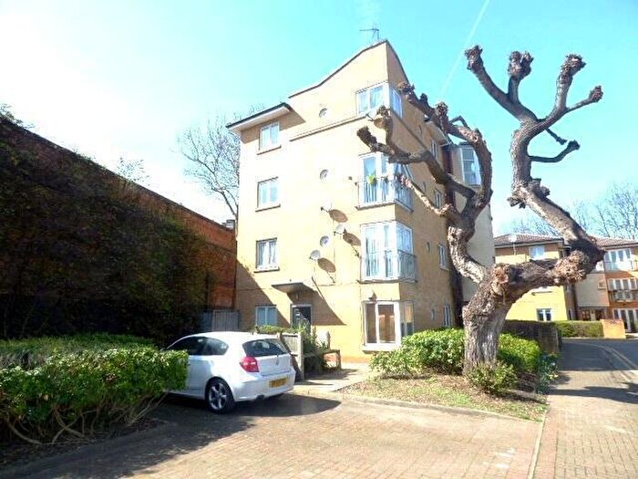 1 Bedroom Flat To Rent In Shalbourne Square, Hackney, London, E9