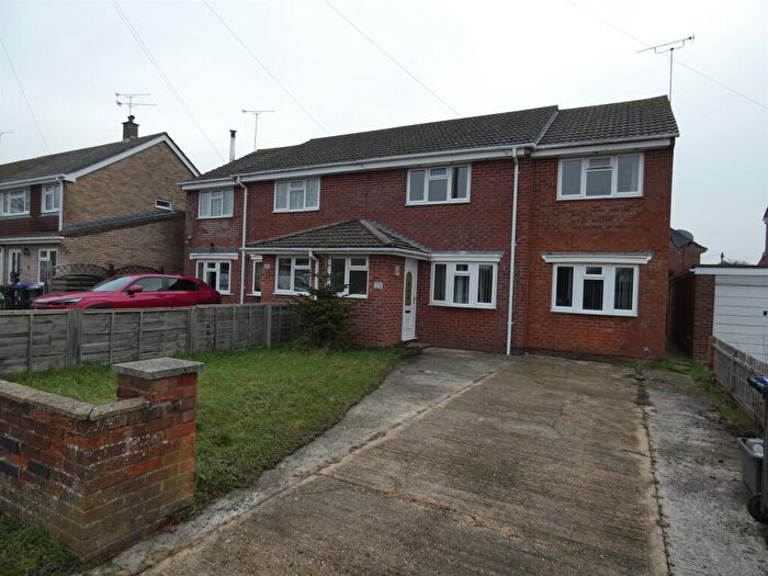 4 Bedroom Semi Detached House For Sale In Pinckneys Way, Durrington, Salisbury, SP4