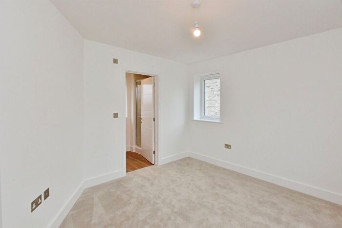 3 Bedroom End Of Terrace House For Sale In Holden Avenue, Oxley Park, Milton Keynes, MK4