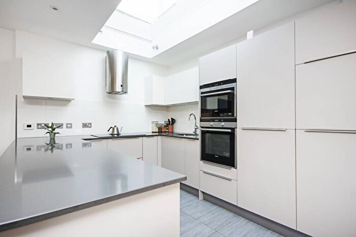 2 Bedroom Flat For Sale In Chandos Way, Golders Green, London, NW11