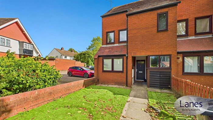 1 Bedroom Flat To Rent In Bagshot Road, Bush Hill Park, Enfield, EN1