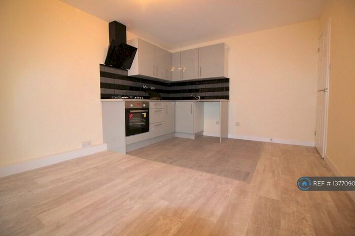 3 Bedroom Flat To Rent In Bronhill Terrace, London, N17