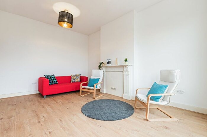 4 Bedroom Maisonette To Rent In Valley Road, Streatham, SW16