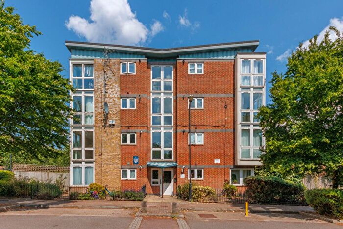 2 Bedroom Flat To Rent In Zircon Court, Park Road, N11