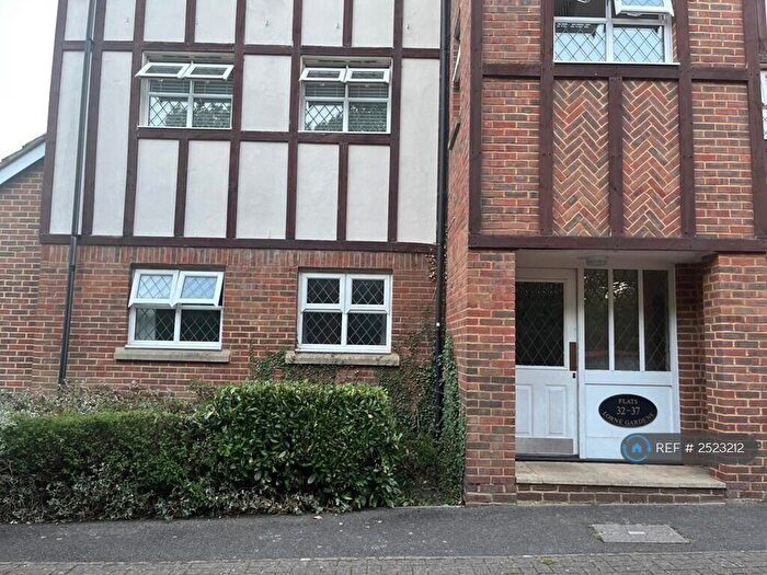 2 Bedroom Flat To Rent In Lorne Gardens, Knaphill, Woking, GU21