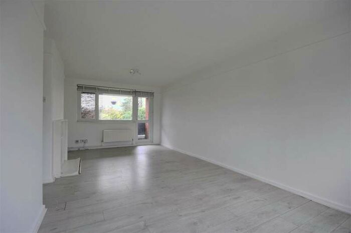 3 Bedroom Flat To Rent In Village Road, Enfield, Middlesex, EN1