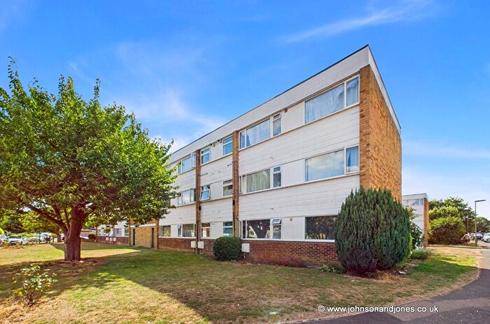 2 Bedroom Apartment For Sale In Hazelbank Court, Chertsey, Surrey, KT16