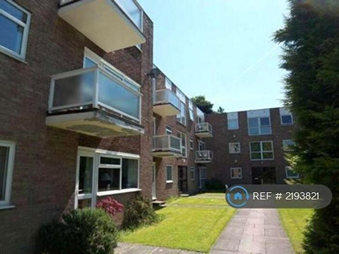 2 Bedroom Flat To Rent In Garden View Court, Leeds, LS8