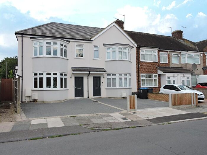 4 Bedroom End Of Terrace House For Sale In Durants Park Avenue, Enfield, Middlesex, EN3