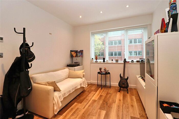 1 Bedroom Flat For Sale In Chertsey Road, Woking, Surrey, GU21