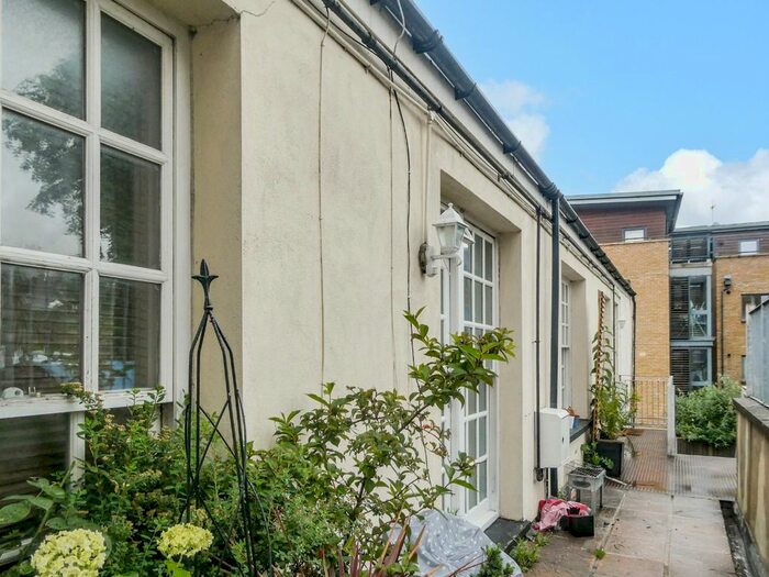 2 Bedroom Flat To Rent In Windmill Street, Gravesend, Kent, DA12