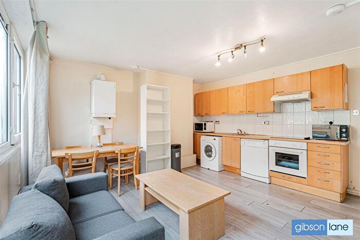 4 Bedroom Maisonette To Rent In Hersham Close, - Private Garden, SW15