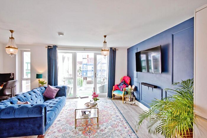 2 Bedroom Flat For Sale In Grosvenor Road, Westcliff-on-Sea, Essex, SS0