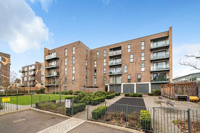 2 Bedroom Flat To Rent In Hickman Avenue, Highams Park, London, E4