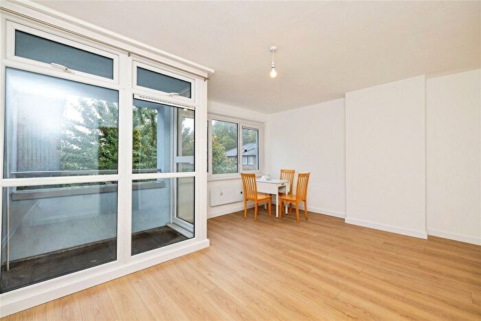 3 Bedroom Flat To Rent In Battersea Park Road, London, SW8