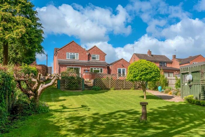 4 Bedroom Link Detached House For Sale In Stannells Close, Stratford-upon-Avon, CV37