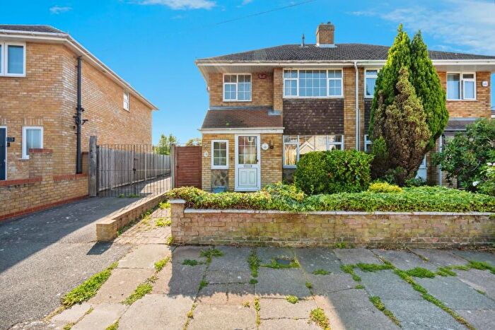 3 Bedroom Semi-Detached House For Sale In Stephens Close, Luton, Bedfordshire, LU2