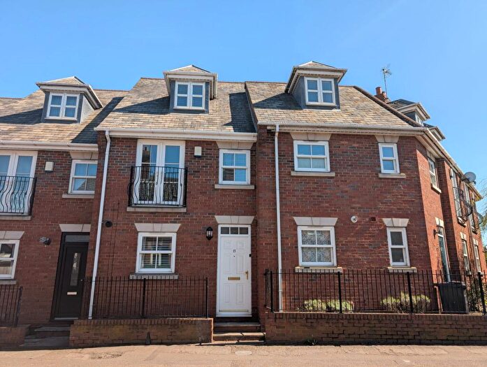3 Bedroom Town House To Rent In Victoria Street, Kettering, NN16