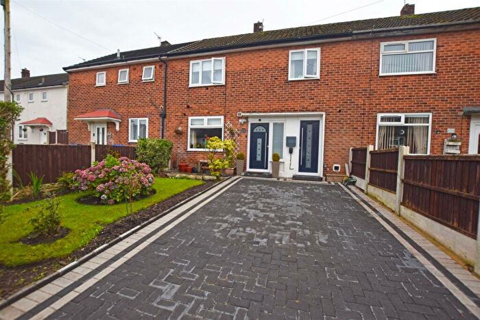 3 Bedroom Town House For Sale In Rosthwaite Close, Middleton, Manchester, M24