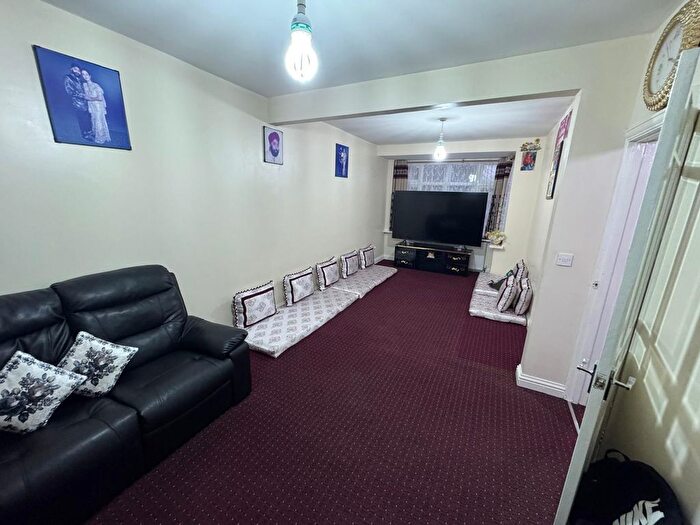 3 Bedroom End Of Terrace House To Rent In Wentworth Road, Southall, UB2