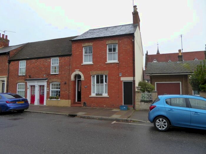 3 Bedroom End Of Terrace House To Rent In High Street, Stony Stratford, MK11