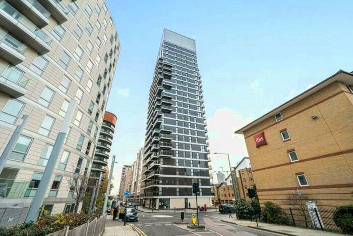 3 Bedroom Apartment To Rent In Streamlight Tower, Province Square, Canary Wharf, E14