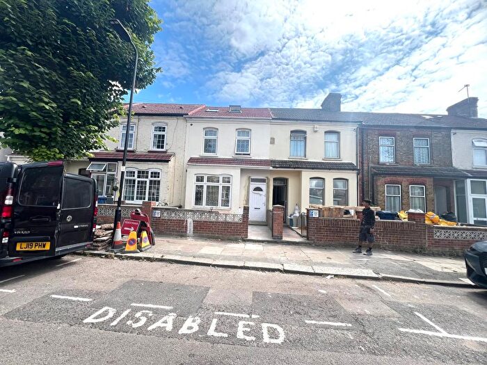 7 Bedroom Semi-Detached House To Rent In Mount Avenue, Southall, UB1