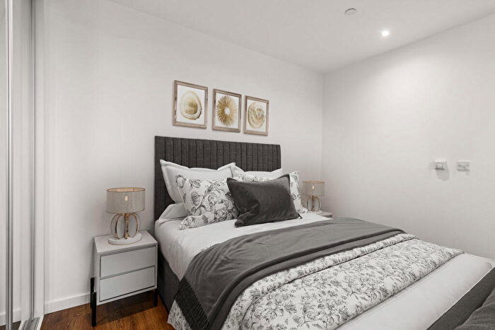 Flat To Rent In Fizzy Ea A - Silvertown Way, London, E16