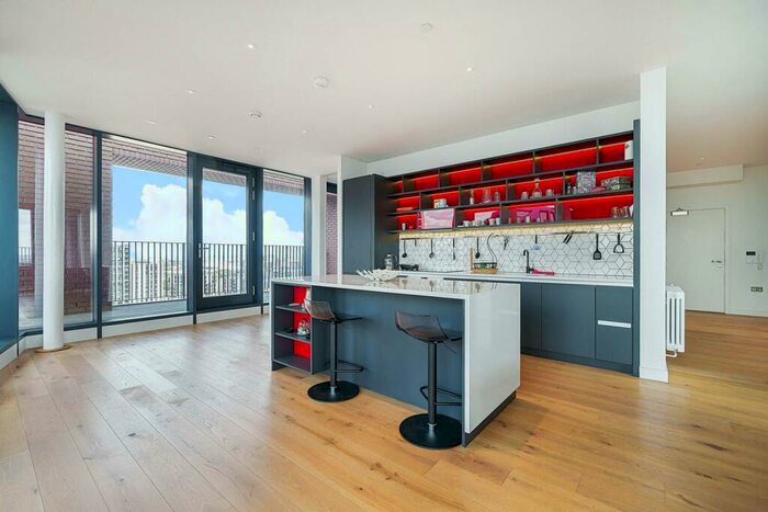 3 Bedroom Flat To Rent In Lyell Street, Tower Hamlets, London, E14
