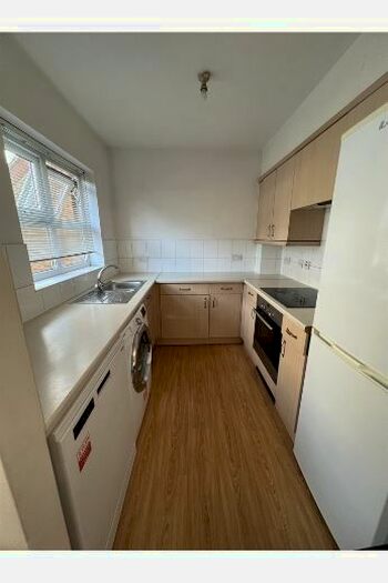 2 Bedroom Flat To Rent In Grosvenor Place, Burleigh Gardens, Woking, GU21