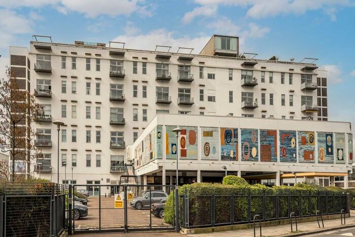 3 Bedroom Flat To Rent In Peterborough Road, London, SW6