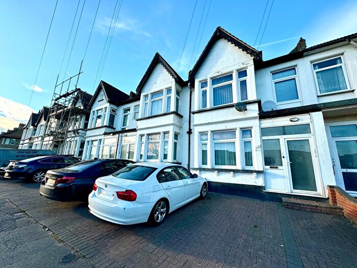 2 Bedroom Apartment For Sale In Woodgrange Drive, Southend-on-Sea, SS1