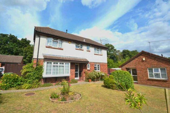 4 Bedroom Detached House To Rent In Simons Close, Reading, RG31