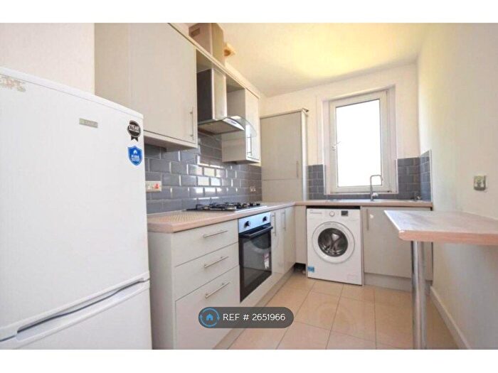 2 Bedroom Flat To Rent In Bruce Avenue, Motherwell, ML1