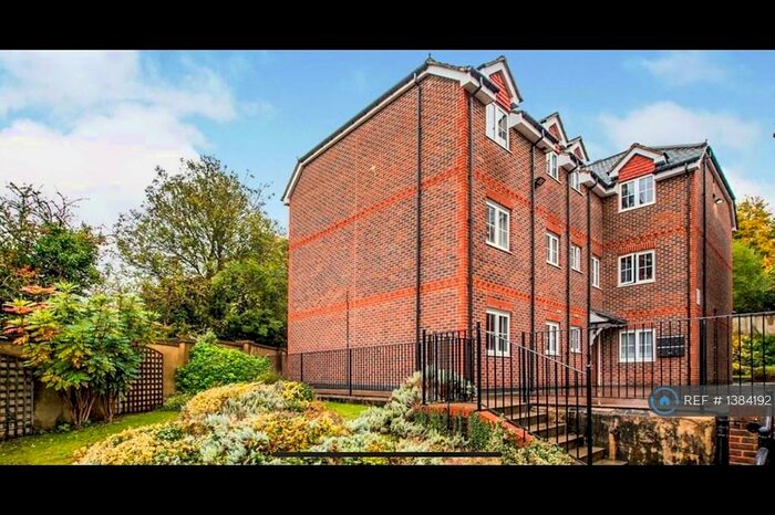 2 Bedroom Flat To Rent In Hospital Hill, Chesham, HP5