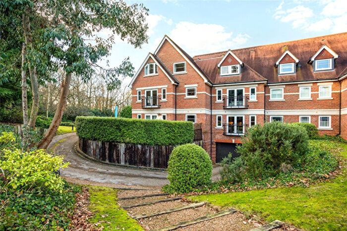 3 Bedroom Flat To Rent In Lakewood, Portsmouth Road, Cobham, Surrey, KT10