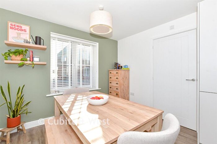 3 Bedroom Detached House For Sale In Legg Vale, Chichester, West Sussex, PO20