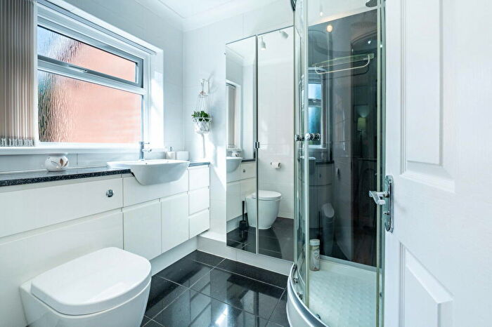 2 Bedroom Flat For Sale In Northcliffe Drive, Penarth, CF64