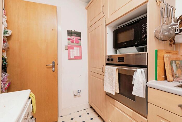 2 Bedroom Flat For Sale In Grangemoor Court, Cardiff, CF11