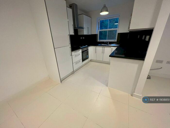 2 Bedroom Flat To Rent In Frith Hill Road, Godalming, GU7