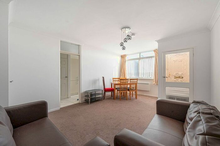 2 Bedroom Flat To Rent In Oak House, Cricklewood, London, NW2