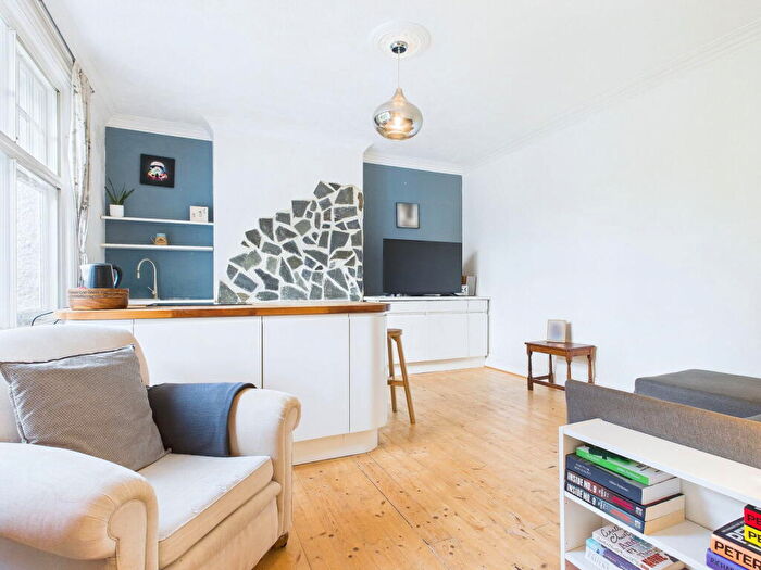 2 Bedroom Flat For Sale In York Avenue, Hove, BN3