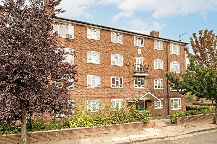 3 Bedroom Flat To Rent In Southwell Road, Camberwell, SE5