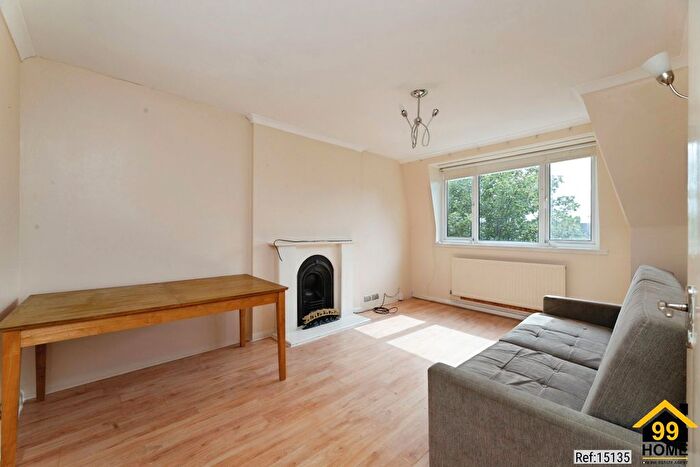 2 Bedroom Flat To Rent In Victoria Road, Romford, Greater London, RM1