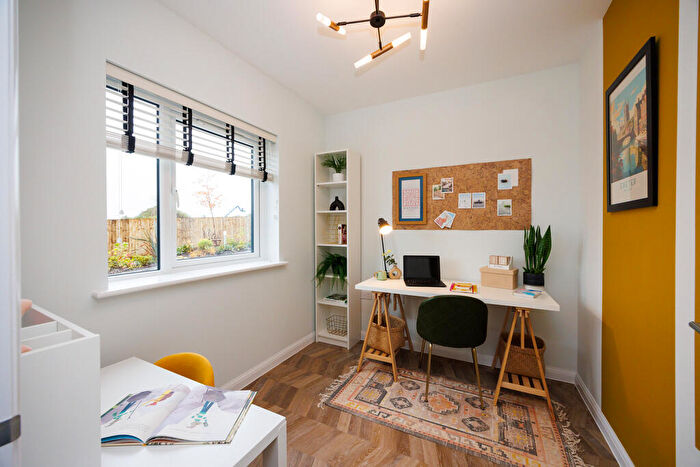 3 Bedroom Semi-Detached House For Sale In Watermill Way, Northampton, NN4