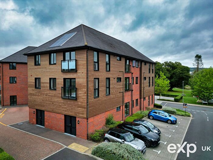 2 Bedroom Flat For Sale In Top Floor Apartment In Charlotte Way, Leybourne Chase, West Malling, Kent, ME19