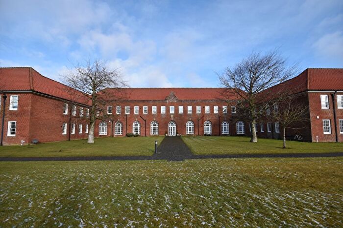 2 Bedroom Flat For Sale In Quinn Court, Lanark, ML11