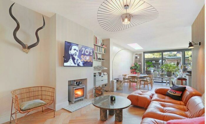 4 Bedroom Semi-Detached House To Rent In London, N13