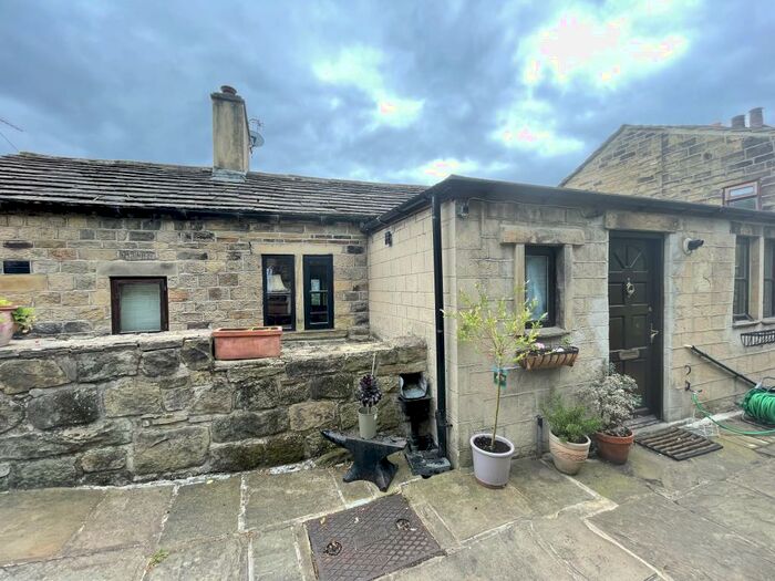 3 Bedroom Apartment To Rent In Browgate, Baildon, Shipley, BD17