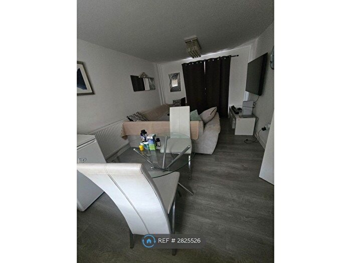 2 Bedroom Flat To Rent In Bagshawe Way, Dunstable, LU5